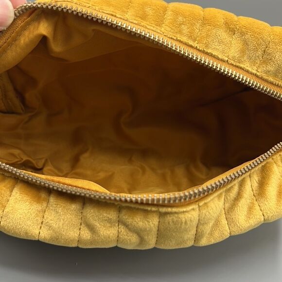 Time and Tru Women's Quilted Pouch with Handle - Picture 4 of 5